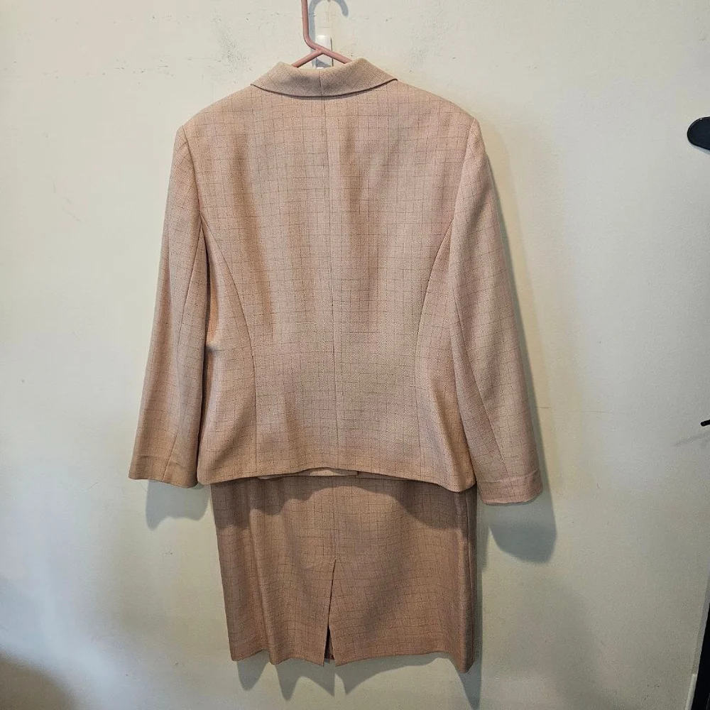 Women's Collections for Le Suit Pink Plaid Skirt Suit, Size 16 - Picture 4 of 8
